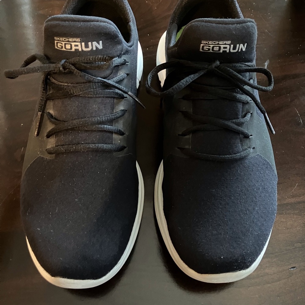 Skechers Women’s Sneakers GoRun Mojo size 8.5 comfy slip-ons